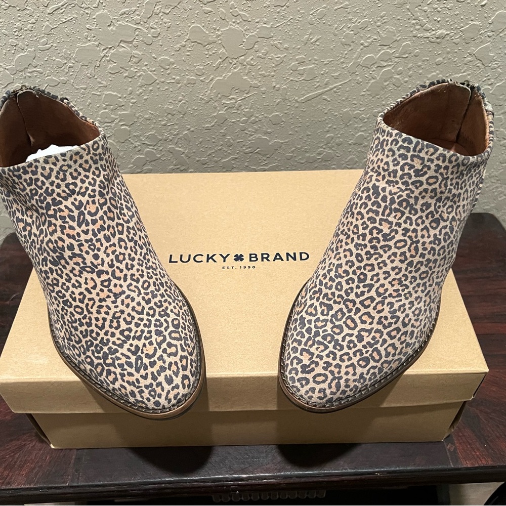 LUCKY BRAND soft leather Leopard print side zipper ankle booties.